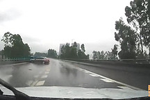 高速上遇積水只會踩剎車就錯了，這才是正確做法，關(guān)鍵時候能保命