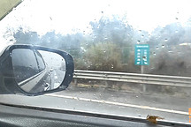 雨天跑高速車窗起霧，別傻傻只會開除霧，喵哥教你兩招不起霧