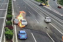 高速上遇到他人出車禍，該不該幫忙？聽我一句勸，免得幫倒忙