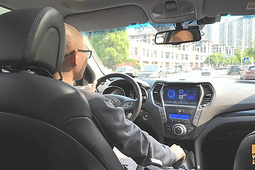 为何很多司机单手握方向盘？单手和双手哪种更安全，给你说清楚了