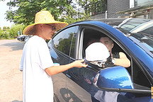 夏天開(kāi)特斯拉出門(mén)，草帽遮陽(yáng)傘都是毛毛雨，這才是車(chē)主的狠活