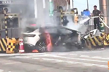 大眾ID4一撞瞬間起火，買(mǎi)電車(chē)必須知道的事情，喵哥跟你說(shuō)清楚