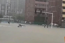 一場暴雨，就體現出電車的優勢了？燃油車趴窩，電車真能當船開嗎