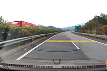 新手開車跑高速，遇到這種密集黃線要注意，喵哥告訴你它的作用