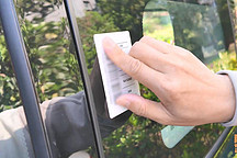 新車上的條形碼標簽有啥用？撕了會影響質保嗎？喵哥給你講清楚 