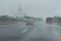 暴雨天開車到底開霧燈還是雙閃？喵哥對(duì)比給你看，你做對(duì)了嗎？