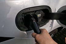 為何新能源車家用充電樁只有7kW，夠用嗎？喵哥給你說清楚