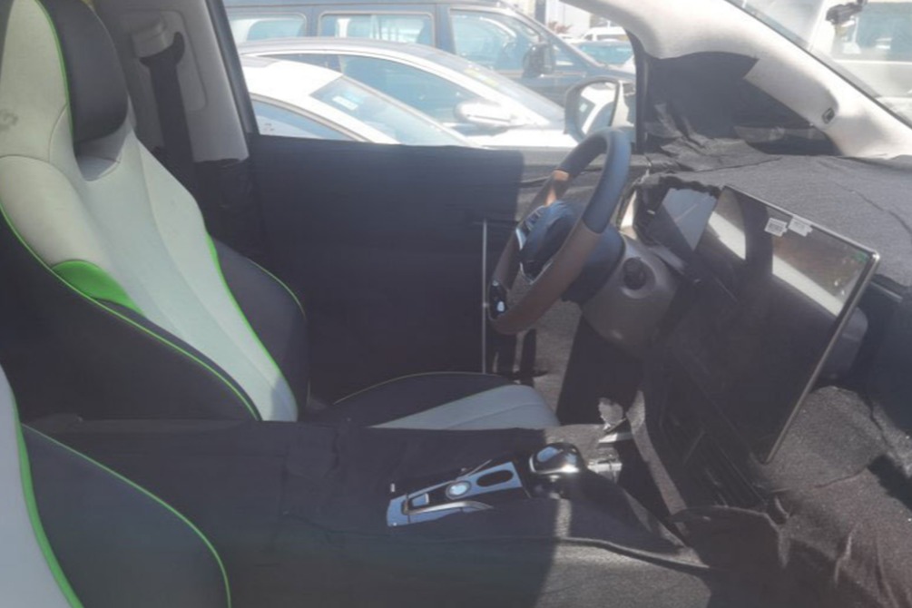 采用一体式运动座椅？腾势 MPV 内饰谍照曝光