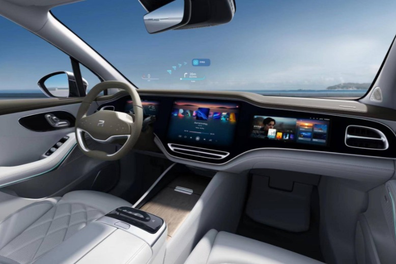 43英寸三联屏/感应式电开门/AR-HUD平视系统，飞凡R7内饰正式发布