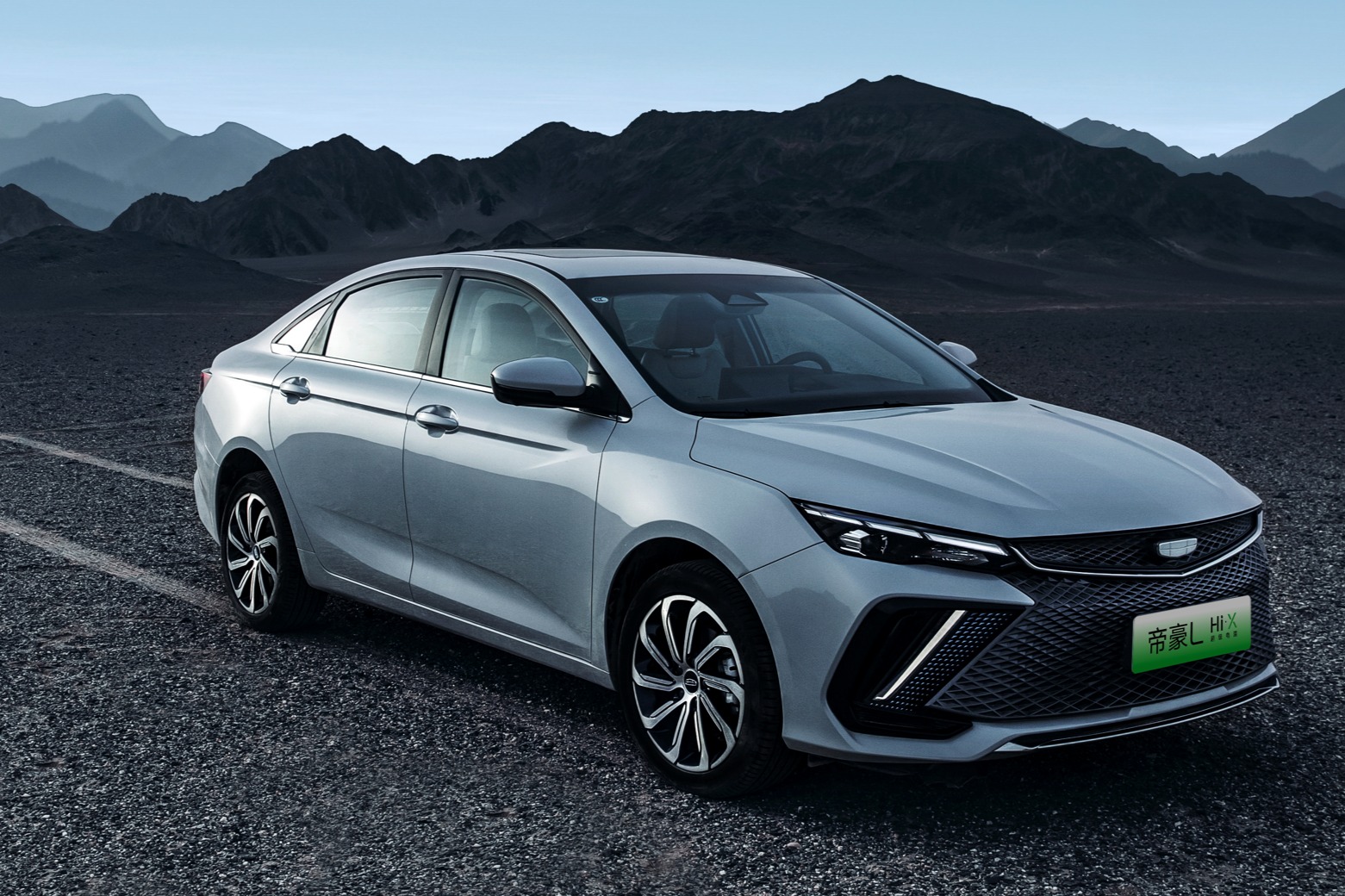 吉利帝豪L雷神Hi·X混动12.98万元起售，买比亚迪秦还是买它？