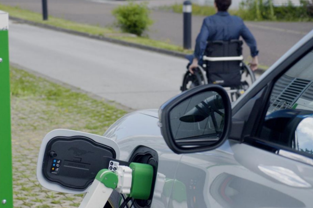 福特为残疾驾驶员开发机器人充电站 无需下车即可充电