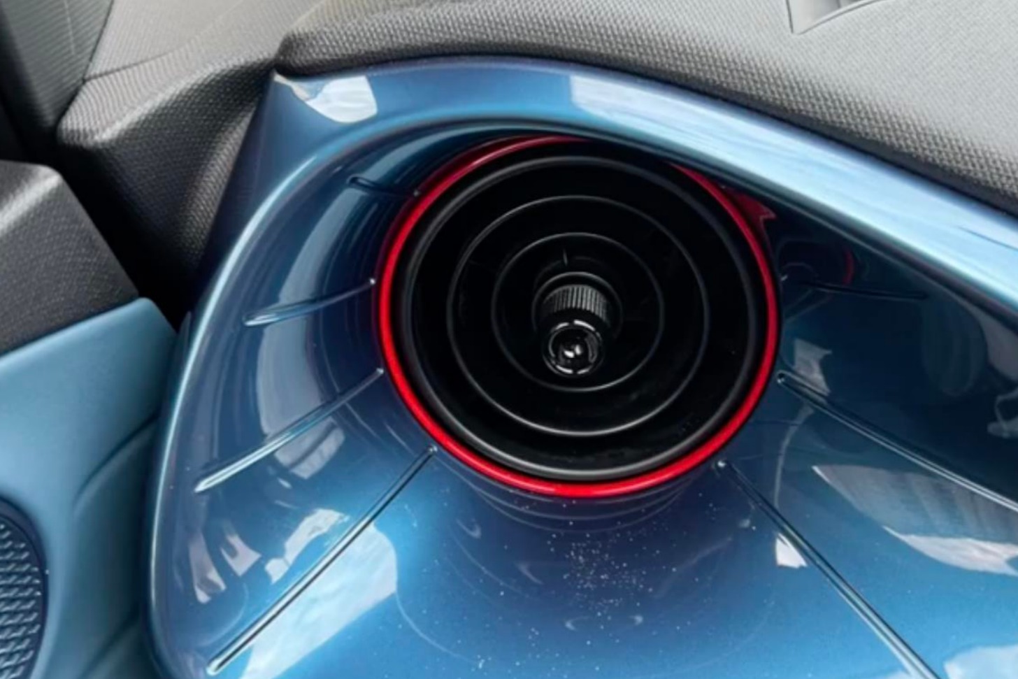 比亚迪海豚空调喷粉官方回复来了 粉末无害免费更换蒸发箱