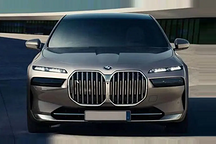 全新寶馬i7純電版實(shí)車(chē)圖發(fā)布，明晚全球首發(fā)，能與奔馳S級(jí)抗衡嗎