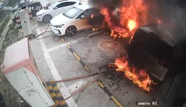 東莞一電動(dòng)車充電起火報(bào)廢三車后續(xù)：當(dāng)?shù)厮行〗鄢潆娡I(yè)整頓
