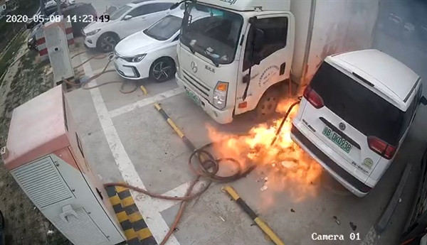 東莞一電動(dòng)車充電起火報(bào)廢三車后續(xù)：當(dāng)?shù)厮行〗鄢潆娡I(yè)整頓