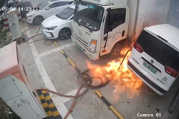 郑州日产电动车充电起火，火光冲天三辆车被烧成车架，充电站关停