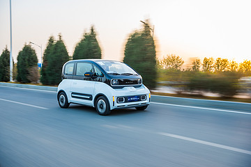 新宝骏E300Plus，4座布局续航305公里，一家四口刚好