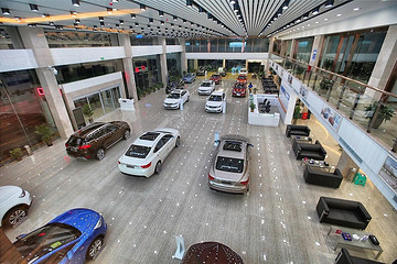 8家中国车企发布1月销量，长安大卖红旗暴涨，新势力车企迅猛