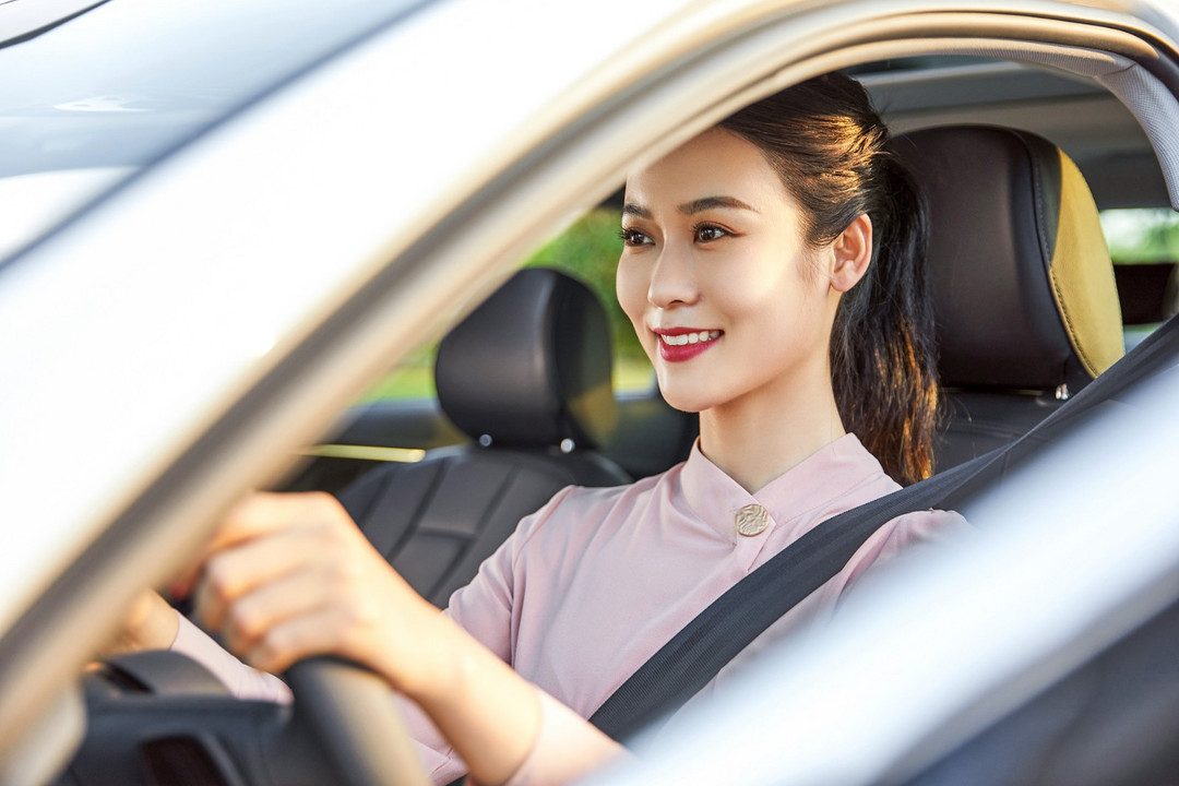攝圖網(wǎng)_501363323_banner_年輕女性駕車（非企業(yè)商用）.jpg