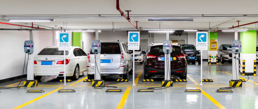 攝圖網_501418910_wx_停車場內的充電樁（企業(yè)商用）.jpg