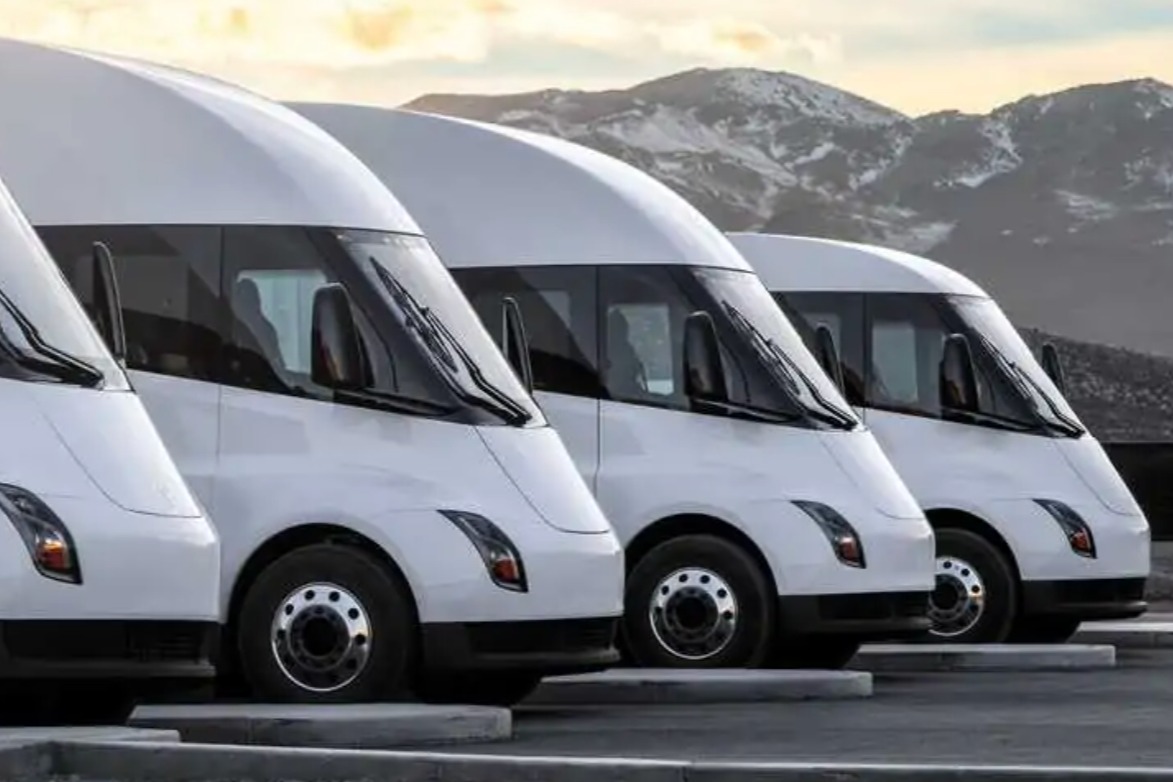 马斯克称Semi将于今年交付，Cybertruck明年交付