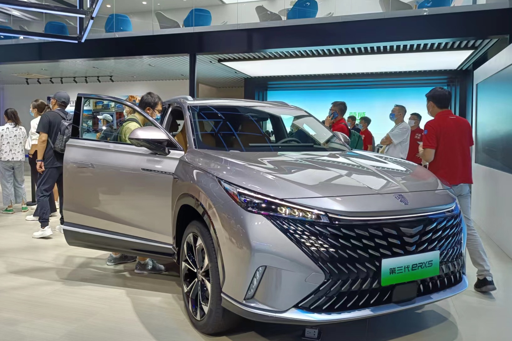 双联屏左右可移380mm/内置8155芯片，荣威全新eRX5正式亮相