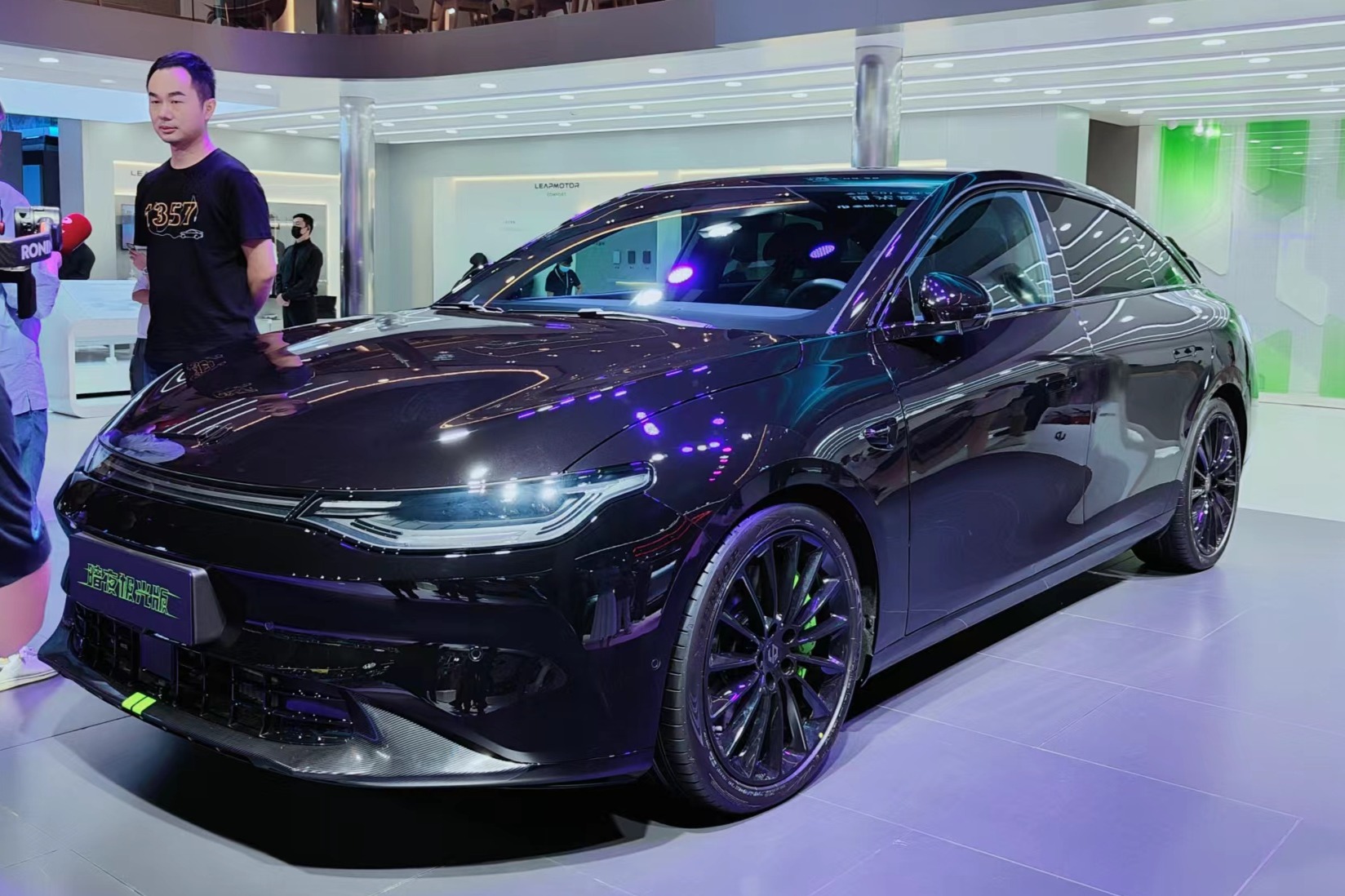 零百加速仅需3.66秒，零跑C01高性能暗夜极光版亮相成都车展