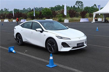 試駕年輕人的第一輛車——長安深藍(lán)SL03，一輛有趣的家用轎車