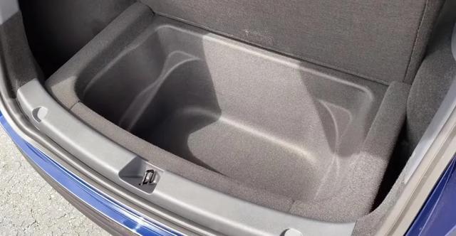 外媒試駕Model Y：做工有提升 但依舊粗糙