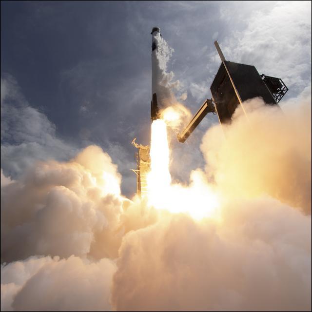 “鋼鐵俠”用龍飛船給<a class='link'  target='_blank'>Model X</a>打廣告，不料卻被宇航員搶了風(fēng)頭
