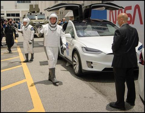 “钢铁侠”用龙飞船给Model X打广告，不料却被宇航员抢了风头