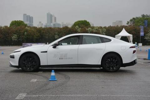 小鹏P7评测：Model 3的价格，Model S的产品力？