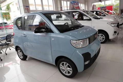 到店实拍 | 3.88万元送沪牌，哪些上海人想买宏光MINI EV？