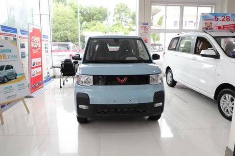 到店实拍 | 3.88万元送沪牌，哪些上海人想买宏光MINI EV？