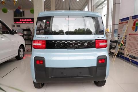 到店实拍 | 3.88万元送沪牌，哪些上海人想买宏光MINI EV？
