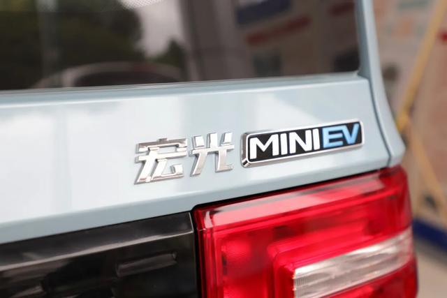 到店實(shí)拍 | 3.88萬(wàn)元送滬牌，哪些上海人想買(mǎi)宏光MINI EV？