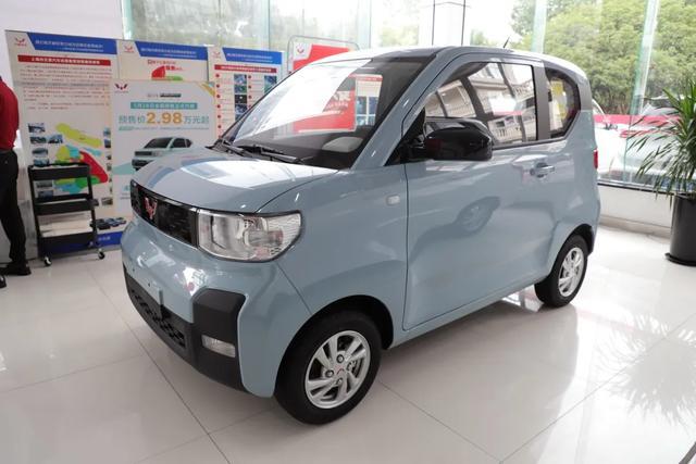 到店實(shí)拍 | 3.88萬(wàn)元送滬牌，哪些上海人想買(mǎi)宏光MINI EV？