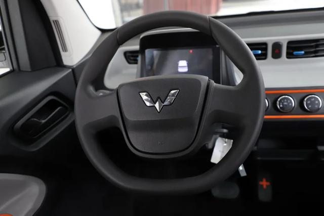 到店實(shí)拍 | 3.88萬(wàn)元送滬牌，哪些上海人想買(mǎi)宏光MINI EV？