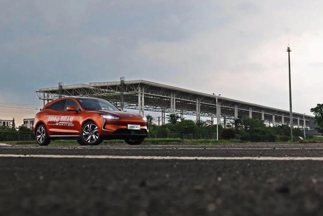 手握30萬元 為什么我會推薦賽力斯SF5而不是Model 3？