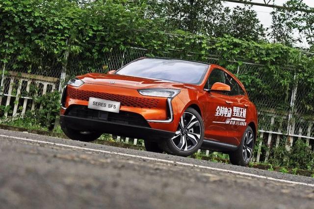 手握30萬元 為什么我會推薦賽力斯SF5而不是Model 3？
