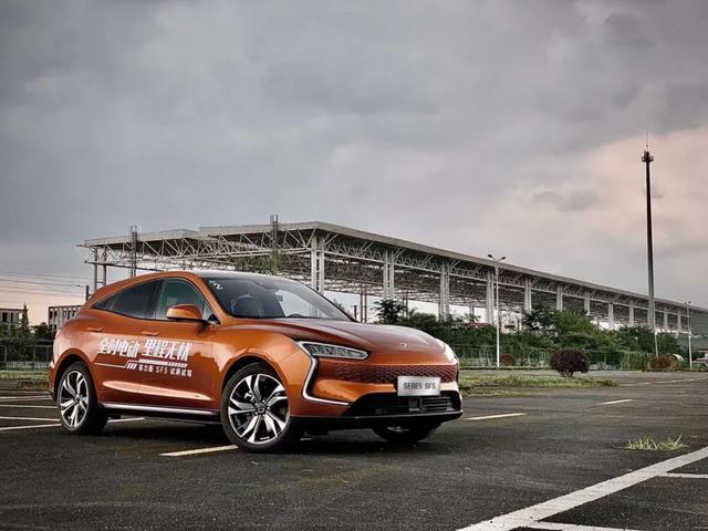手握30萬元 為什么我會推薦賽力斯SF5而不是Model 3？