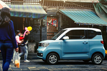 3.88万元送沪牌，哪些上海人想买宏光MINI EV？