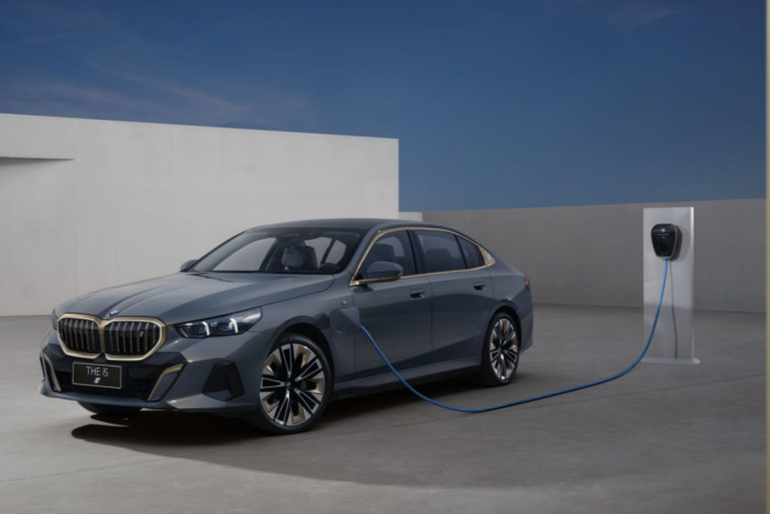 售价43.99-63.99万元,搭载视线自动变道,宝马i5正式上市