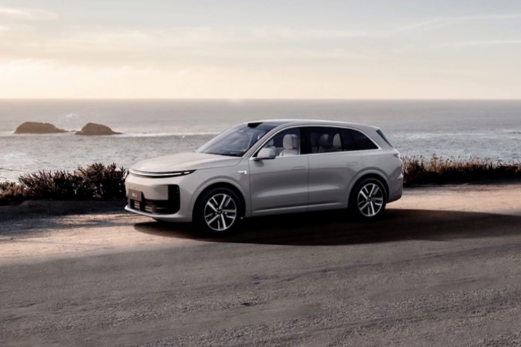 蹲在理想L6门口的那些“群狼”！