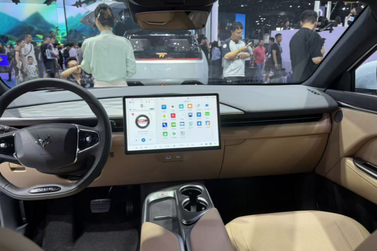 配备5C+800V，新极狐阿尔法T5亮相成都车展​ 