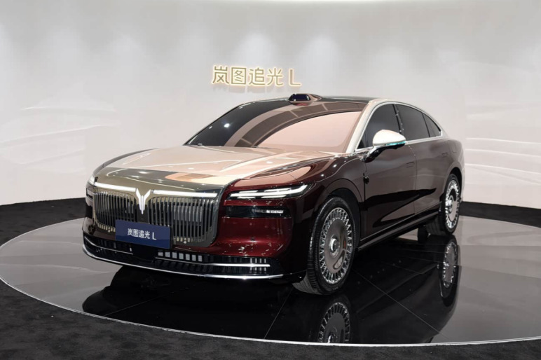 配备鸿蒙座舱+华为乾崑智驾，岚图追光L首发亮相