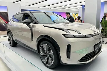 领克08展车到店，外观前卫内饰科技