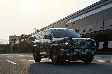 比亚迪F品牌首车内饰谍照曝光：大量机械按键满是战斗风