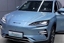 新款比亞迪宋PLUS EV冠軍版實(shí)車(chē)亮相，外觀時(shí)尚動(dòng)感