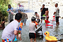 天府零居潑水消夏正當時